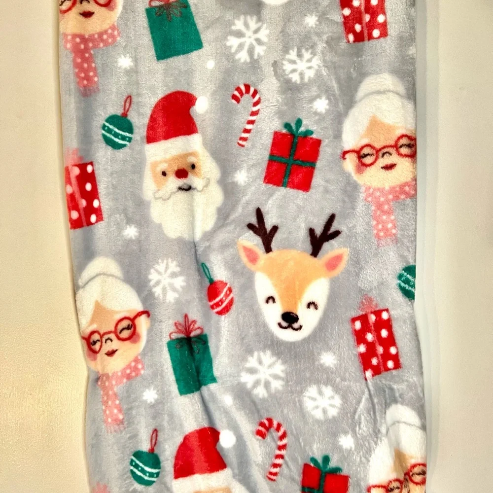 Mrs. Claus Santa & Reindeer Decorative Christmas Throw Blanket Gifts Smowflakes